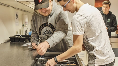 Drei Jugendliche im Wohnbereich in der Küche im BBW Offenburg