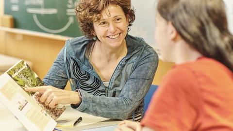 Frau im Beratungsgespräch mit einer Auszubildenden 