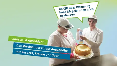 Clarisa und eine Auszubildende bestreuen Käsekuchen mit Puderzucker
