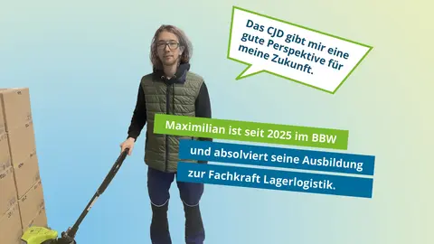 Maximilian hält einen Hubwagen