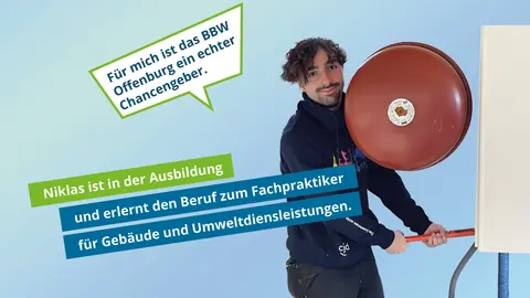 Niklas beim Arbeiten mit einer Rohrzange