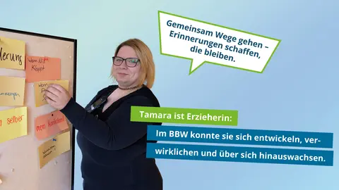 Tamara pinnt Themen an eine Moderationswand