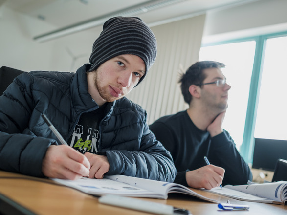 Zwei Schüler sind im Unterricht im BBW Offenburg