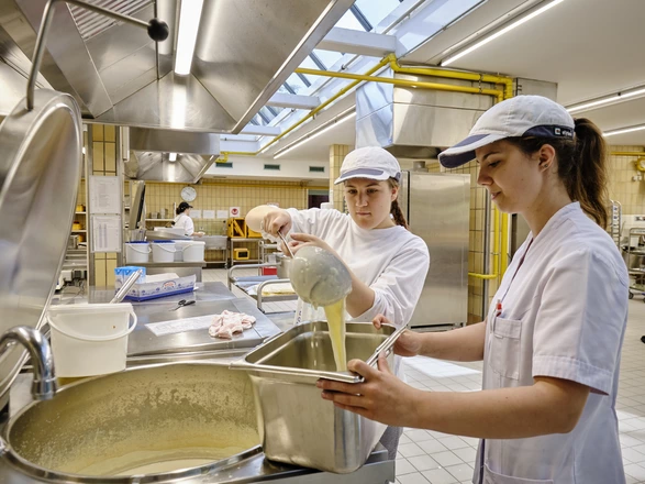Zwei Auszubildende arbeiten in der Großküche im CJD BBW Offenburg