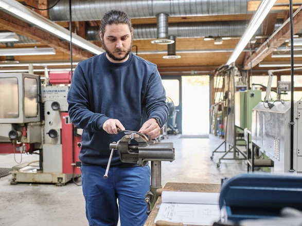 Eine Person arbeitet in der Metallwerkstatt im CJD BBW Offenburg