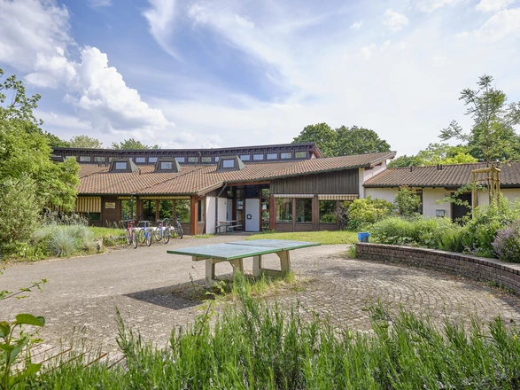 Gelände mit Tischtennisplatte und Wohnhäuser im BBW Offenburg 