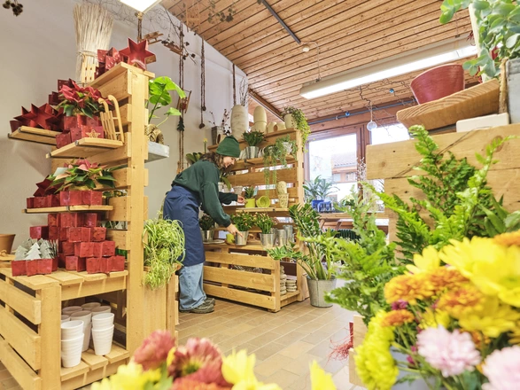 Auszubildende arbeitet im Blumenladen des CJD BBW Offenburg