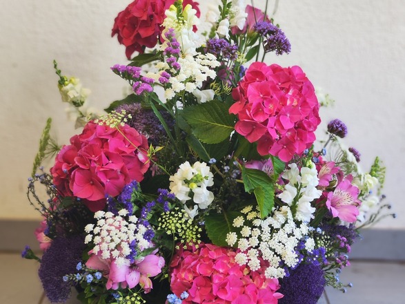 klassisches Blumengesteck mit bunten Sommerblumen