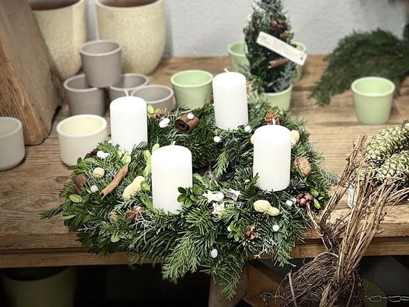 Adventskranz mit weißen Kerzen