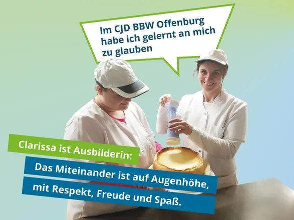 Clarissa Streut Puderzucker auf einen Kuchen, neben ihr eine steht eine Auszubildende
