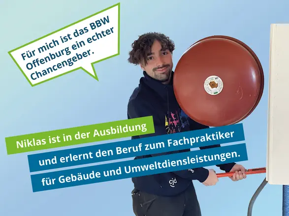 Niklas mit einer Rohrzange am Arbeiten