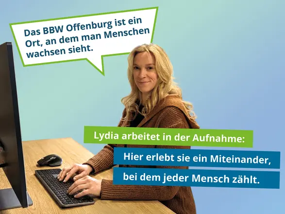 Lydia arbeitet am Schreibtisch 