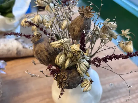 Trockenblumen als Gesteck in einer Vase
