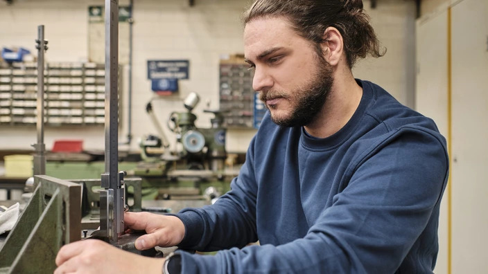 Auszubildender arbeitet in Metallwerkstatt im BBW Offenburg