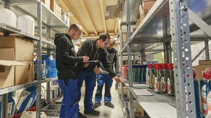 Drei Auszubildende beim Erfassen der Lagerbestände im BBW Offenburg