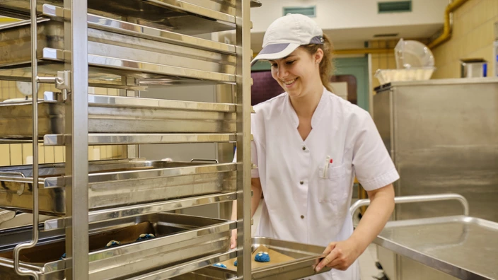 Auszubildende arbeitet in der Küche im BBW Offenburg