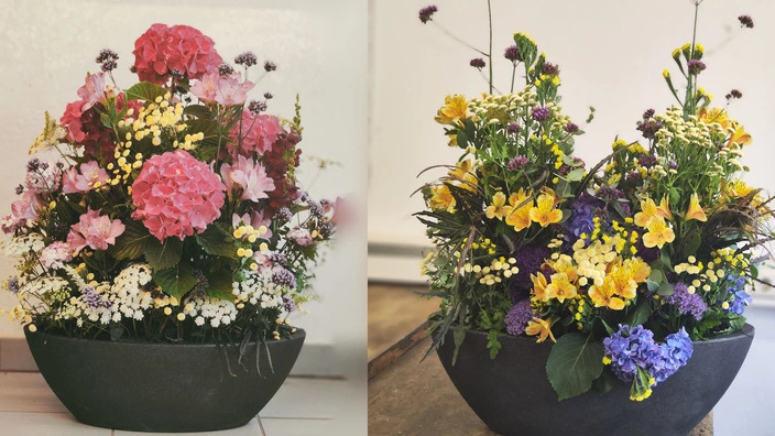 zwei sommerliche Blumengestecke