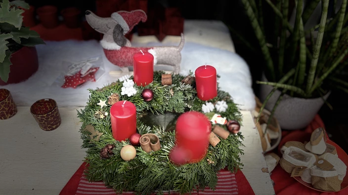 Adventskranz mit vier roten Kerzen